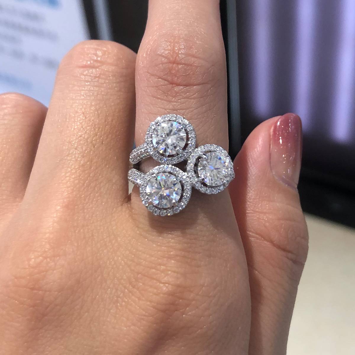 三石款圆包S925银镀白金女戒定制选款主石莫桑钻2.4ct/副石高碳钻